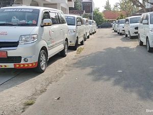 Kades Bojonegoro Protes dengan Parkir Puluhan Mobil Siaga Desa di Kejari Kades Bojonegoro Protes dengan Parkir Puluhan Mobil Siaga Desa di Kejari