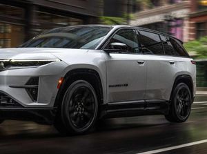 Mobil Listrik Pertama Jeep Meluncur, Bisa Tempuh Jarak 483 Km Mobil Listrik Pertama Jeep Meluncur, Bisa Tempuh Jarak 483 Km