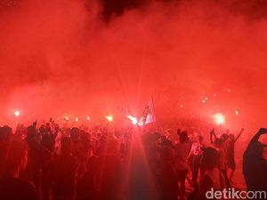 Tangis Haru Bobotoh Rayakan Persib Juara Liga 1