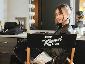 6 Gaya Edgy NIKI Jadi Artis Indonesia Pertama Tampil di Jimmy Kimmel Live! 6 Gaya Edgy NIKI Jadi Artis Indonesia Pertama Tampil di Jimmy Kimmel Live!