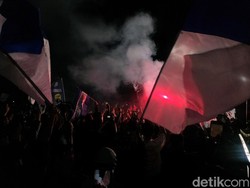 Jelang Kick Off Madura Vs Persib, Bobotoh Padati Nobar di Depan Gedung Sate