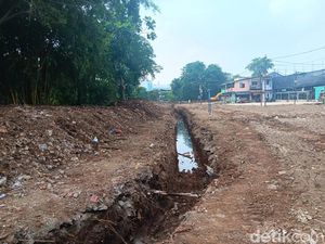 Rumah-rumah Sudah Rata di Proyek Normalisasi Ciliwung Rawajati!