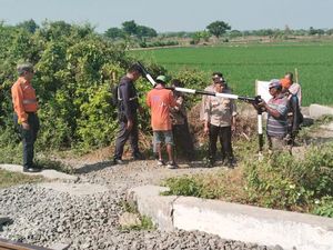 Cegah Laka-Pencurian, Polisi Pasang Portal di Pelintasan Deket Lamongan