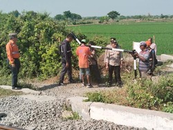Cegah Laka-Pencurian, Polisi Pasang Portal di Pelintasan Deket Lamongan