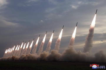 Korut Pamer Kekuatan, Peringatkan AS Jangan Main Api di Iran