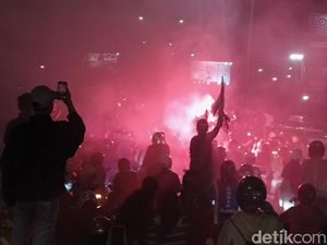 1 Bobotoh Kritis Usai Terjatuh di Flyover Pasupati Saat Konvoi Persib 1 Bobotoh Kritis Usai Terjatuh di Flyover Pasupati Saat Konvoi Persib