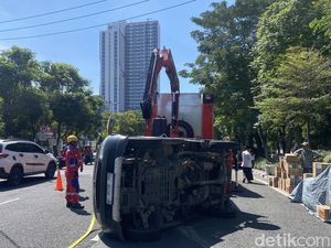 Pikap Muat Bahan Baku Es Krim Terguling di Ahmad Yani Surabaya Pikap Muat Bahan Baku Es Krim Terguling di Ahmad Yani Surabaya