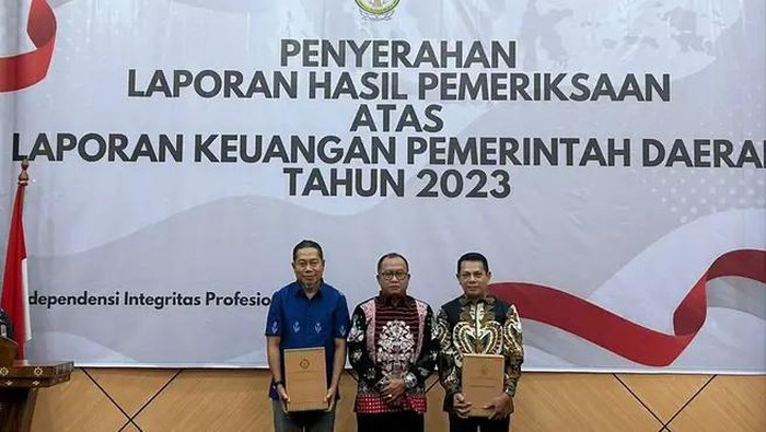 Pj Wali Kota, Mohammad Rum didampingi Ketua DPRD Kota Bima, Alfian Indra Wirawan menemukan predikat WTP ke-10 kali dari BPK, di Kota Mataram, NTB, Kamis, (30/5/2024). (Dok. Pemkot Bima) Pj Wali Kota, Mohammad Rum didampingi Ketua DPRD Kota Bima, Alfian Indra Wirawan menemukan predikat WTP ke-10 kali dari BPK, di Kota Mataram, NTB, Kamis, (30/5/2024). (Dok. Pemkot Bima)
