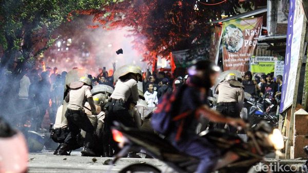 Potret Kericuhan di Suramadu Usai Laga Madura United vs Persib