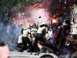 Polisi Pukul Mundur Massa di Suramadu Usai Laga Madura United vs Persib