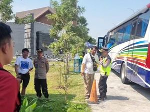 7 Bus-3 Elf Suporter Persib Dicegat dan Diputar Balik di Rest Area Tol Ngawi 7 Bus-3 Elf Suporter Persib Dicegat dan Diputar Balik di Rest Area Tol Ngawi
