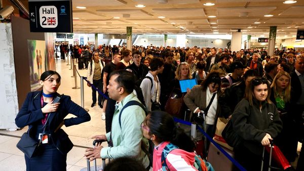 Potret Penumpukan Penumpang Akibat Layanan Kereta London-Paris Gangguan