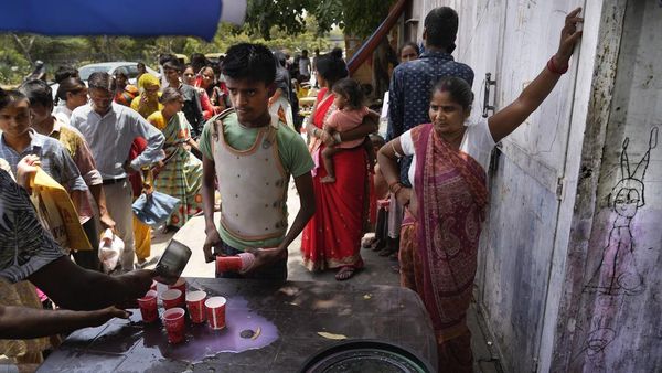 Warga India Antre Minum Es Gratis Saat Cuaca Sedang Panas-panasnya