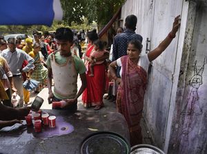 Gegara Gelombang Panas, Warga India Antre Panjang Demi Air Bersih