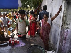 Gegara Gelombang Panas, Warga India Antre Panjang Demi Air Bersih