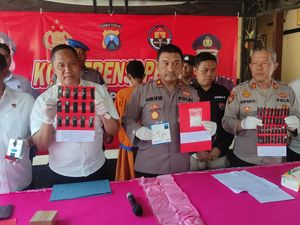 Kurir Sabu di Sidoarjo yang Dikendalikan Napi Ditangkap Kurir Sabu di Sidoarjo yang Dikendalikan Napi Ditangkap