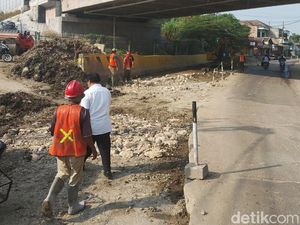 Jalan Raya Loji-Badami Karawang yang Amblas Kini Mulai Diperbaiki