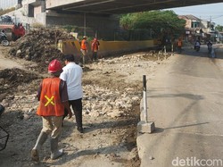 Jalan Raya Loji-Badami Karawang yang Amblas Kini Mulai Diperbaiki