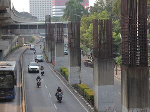 Menanti Babak Baru Nasib Tiang Monorel Mangkrak Menanti Babak Baru Nasib Tiang Monorel Mangkrak
