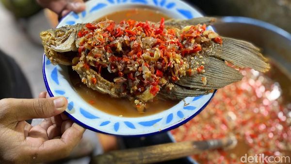 Cicip Pecak Gurame yang Nendang Rasanya di RM Bale Betawi