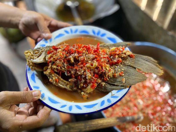 Cicip Pecak Gurame yang Nendang Rasanya di RM Bale Betawi