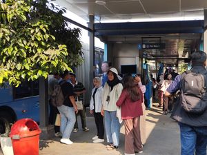Beda dari 2 Hari Lalu, Kini Tak Ada Antrean Panjang di Halte TJ Puri Beta