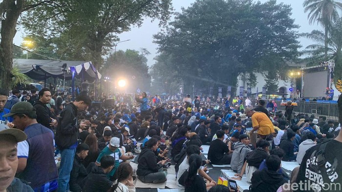 Suasana nobar Persib di Gedung Sate