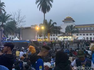 Bobotoh Tumplek di Spot Nobar Akbar Persib Vs Madura United