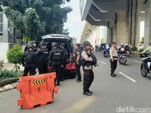 Tas Hitam Mencurigakan Ditemukan di Bawah Stasiun LRT, Gegana Turun Tangan