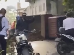 Viral Truk Muatan Tanah Terguling di Bogor, Lalin Sempat Macet