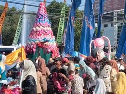 Heboh Warga Rebutan Gunungan Bra, Bapak-bapak Juga Ikutan!