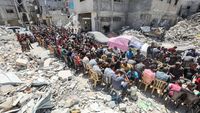 Pilu Warga Gaza Makan di Antara Reruntuhan Bangunan