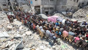 Pilu Warga Gaza Makan di Antara Reruntuhan Bangunan