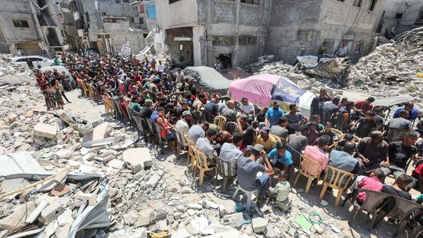Pilu Warga Gaza Makan di Antara Reruntuhan Bangunan