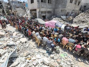 Pilu Warga Gaza Makan di Antara Reruntuhan Bangunan