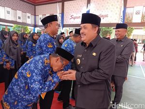 Bahagia Zenal Setelah 24 Tahun Jadi Guru Honorer