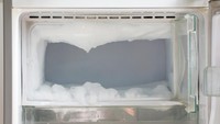 Freezer Dipenuhi Bunga Es? Ini Penyebab dan Cara Bersihkannya