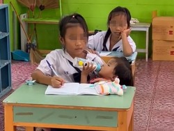 Viral Anak 10 Tahun Gendong Bayi saat Belajar di Kelas