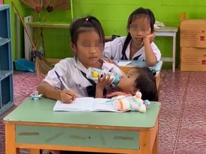 Viral Anak 10 Tahun Gendong Bayi saat Belajar di Kelas Viral Anak 10 Tahun Gendong Bayi saat Belajar di Kelas