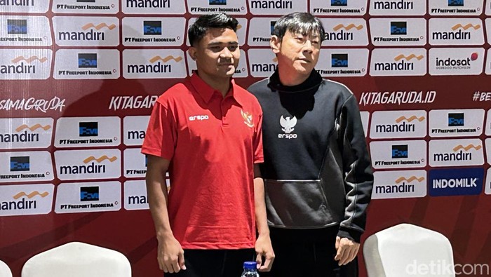 Pemain timnas Indonesia Asnawi Mangkualam dan Shin Tae-yong, pelatih timnas Indonesia.