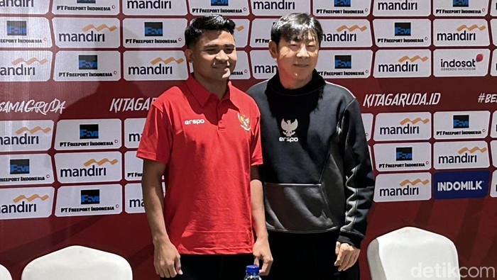 Pemain timnas Indonesia Asnawi Mangkualam dan Shin Tae-yong, pelatih timnas Indonesia.