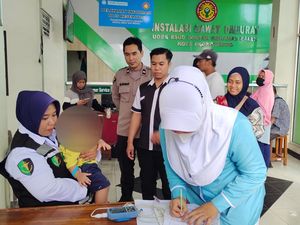 Polisi Cek Kondisi Bayi di Probolinggo yang Dipukul-Dicekik Ayah Kandungnya Polisi Cek Kondisi Bayi di Probolinggo yang Dipukul-Dicekik Ayah Kandungnya
