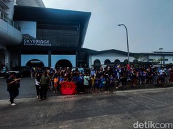 Ramai Bobotoh Tunggu Kedatangan Persib di Stasiun Whoosh Padalarang