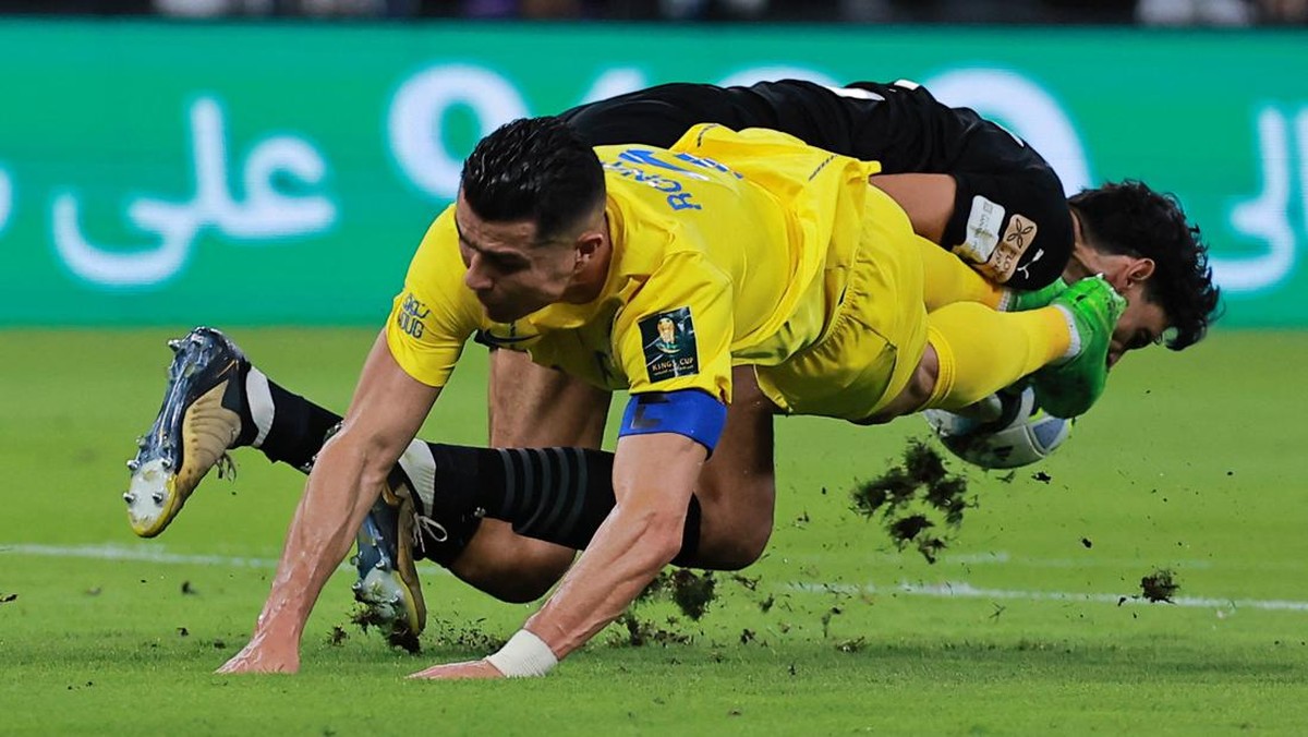 Cristiano Ronaldo berduel dengan Yassine Bounou di Piala Raja Arab Saudi. (Foto: REUTERS/Stringer)