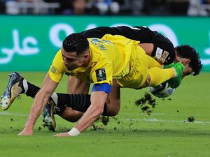 Yassine Bounou Lagi-lagi Bikin Ronaldo Menangis