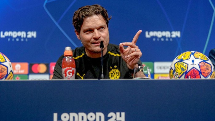 LONDON, ENGLAND - MAY 31: Head coach Edin Terzic of Borussia Dortmund speaks to the media during a press conference prior to their UEFA Champions League 2023/24 final match against Real Madrid CF at Wembley Stadium on May 31, 2024 in London, England. (Photo by Alexandre Simoes/Borussia Dortmund via Getty Images)