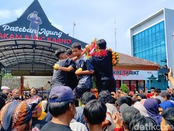 Serunya Warga Rebutan Gunungan Hasil Bumi saat Gerebek Pancasila di Blitar