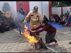 Puluhan Ibu Rumah Tangga di Banyuwangi Latihan Mitigasi Kebakaran