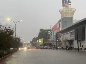 Banjir di Jalan Margonda Depok, Lalin Macet Banjir di Jalan Margonda Depok, Lalin Macet