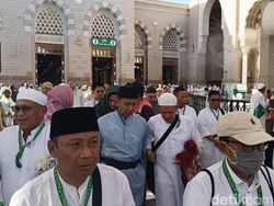 Jemaah Maktour Wakaf Al-Quran, Kursi, hingga Berbagi Jumat Berkah
